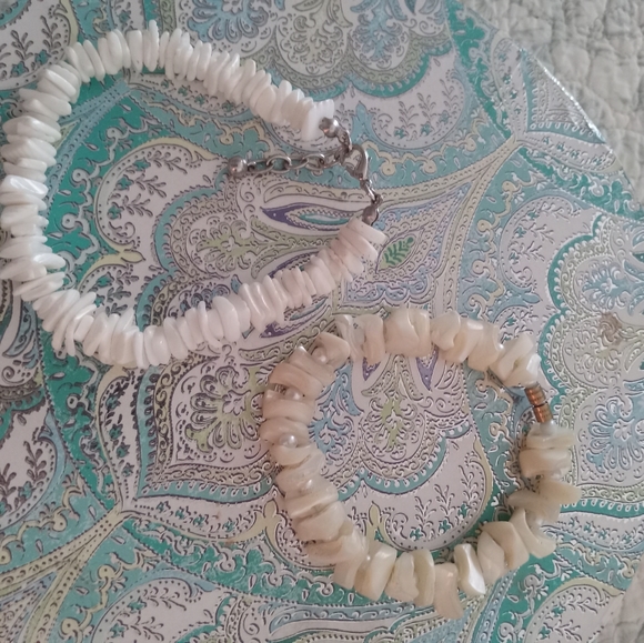 2 Bracelets - Picture 2 of 6